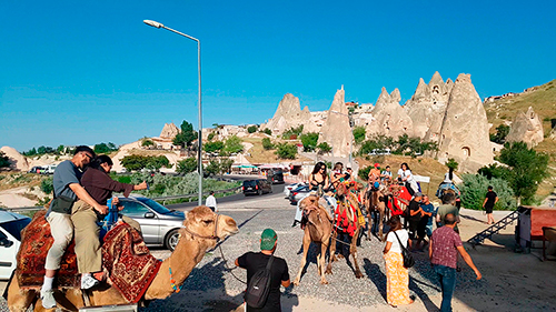 Kapadokya Deve Turu Peribacaları Arasında